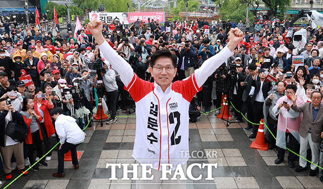 김문수 국민의힘 대선 후보가 16일 광역급행철도(GTX)로 쫙 연결되는 나라 공약을 발표했다. 사진은 김 후보가 이날 경기 수원 팔달구 지동시장을 찾아 지지자들 앞에서 두 팔을 들어 보이고 있는 모습. /수원=임영무 기자