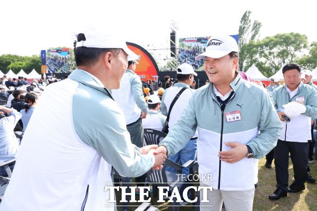 경기도 체육대회 참가자와 인사하는 김성제 의왕시장. /의왕시