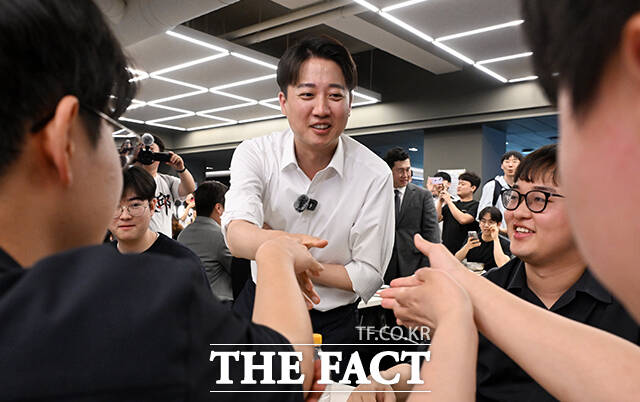 이준석 개혁신당 대선 후보가 선거의 캐스팅보터로 꼽히는 충청권을 찾아 지역 맞춤형 공약을 제시하며 지지율 반등에 힘을 쏟고 있다. /대구=임영무 기자