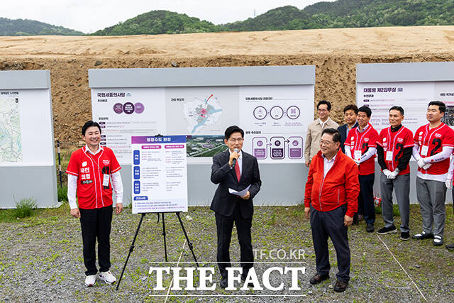 김문수 후보는 세종시의 교통 문제를 지적하며 GTX를 충청도에 이식한 CTX를 개통해 대전-세종-오송-청주-청주공항-대전을 잇는 고속철도망을 완성하겠다고 공약했다.