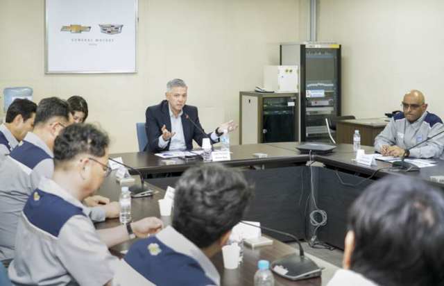 한국GM은 지난 15일 비자레알 사장이 경남 창원 한국GM 창원공장을 방문해 직원을 격려했다고 16일 밝혔다. /한국GM