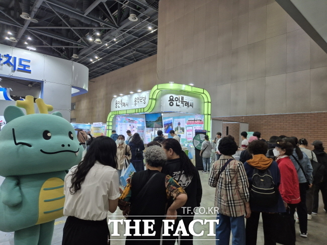 제11회 한국축제박람회에서 용인특례시 부스를 찾은 방문객 모습./용인시