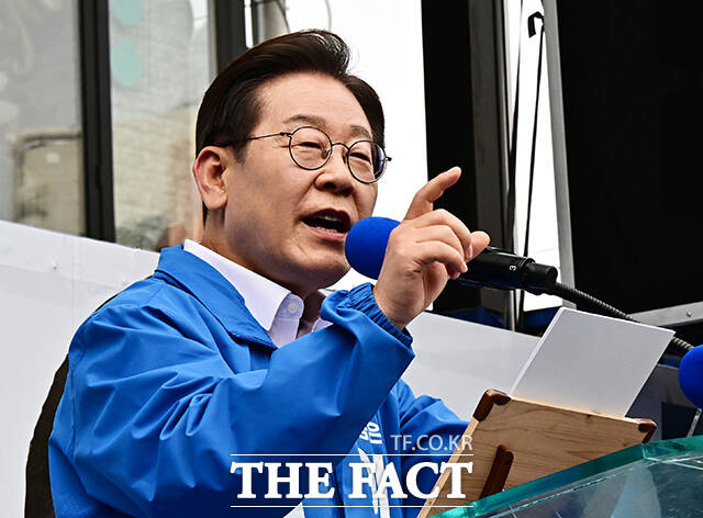 6·3 대통령 선거가 18일 앞으로 다가온 가운데 더불어민주당은 이재명 후보와 다른 후보들 사이의 지지율 격차가 좁혀지고 있다고 주장하며 낙관론에 선을 그었다. /배정한 기자