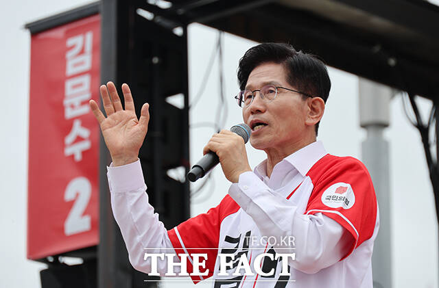 김문수 국민의힘 대통령 후보가 16일 오전 경기도 화성시 동탄 센트럴파크에서 시민들에게 지지를 호소하고 있다. /화성=임영무 기자