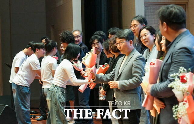 백석대학교 학생들이 스승의 날을 맞아 교수들에게 카네이션을 전달하고 있다./백석대학교