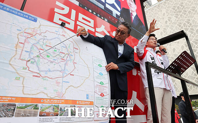 김문수 국민의힘 대선 후보가 16일 경기 화성시 동탄역 앞에서 광역급행철도(GTX) 전국화 공약을 발표하고 있다. /화성=임영무 기자