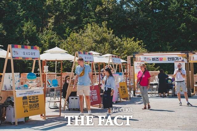 남해관광문화재단은 오는 17일 남해 독일마을광장에서 올해 첫 도르프 청년마켓을 개최한다./남해군