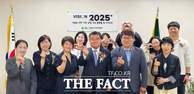 스승의날을 맞아 건양사이버대 총학생회 임원들이 대학 총장 및 교수진에게 카네이션을 전달한 후 기념 촬영을 하고 있다. /건양사이버대