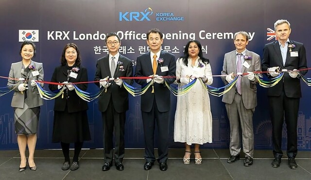 정은보 한국거래소 이사장(가운데)이 15일(현지시간) 영국 런던에서 열린 한국거래소 런던사무소 개소식에서 윤여철 주영국 대한민국 대사관 대사(왼쪽에서 세번째), 난디니 수크마르 세계거래소연맹(WFE) CEO(왼쪽에서 다섯번째) 등 관계자와 리본 커팅식을 진행하고 있다. /한국거래소