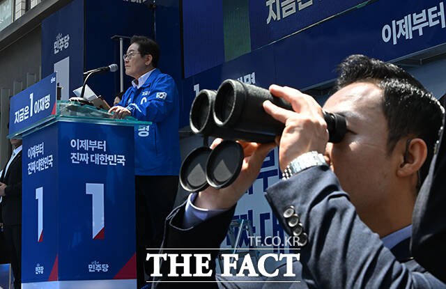 이재명 민주당 대선 후보가 14일 부산 부산진구 서면 쥬디스태화 인근에서 열린 집중 유세에 참석한 가운데 이 후보 경호를 위해 경찰이 주변을 관찰하는 모습. /배정한 기자