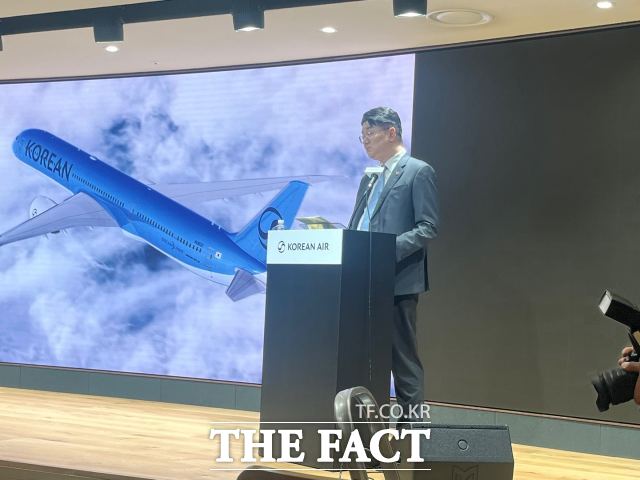 호반그룹이 최근 지분을 늘리자 한진그룹 지주사 한진칼은 자기주식을 사내복지기금에 출연하며 경영권 방어에 나섰다. 조원태 한진그룹 회장이 지난 3월 대한항공 신규 CI 공개 행사에서 기자간담회를 연 모습. /최의종 기자