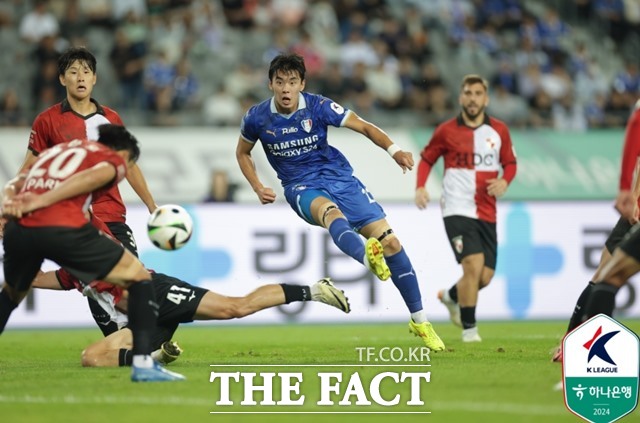 상승세의 수원삼성과 부산이 주말 맞대결을 통해 상위권 진입을 노린다.사진은 두 팀의 지난해 경기 장면./K리그