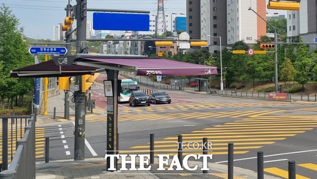 횡단보도에 설치된 스마트 그늘막. /시흥시