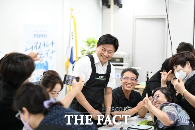 조용익 시장이 ‘열린시장실’에서 시민들과 대화를 나누고 있다./부천시