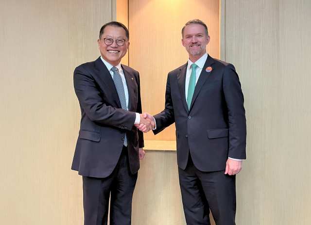 김희철 한화오션 대표이사는 16일 오후 제주에서 제이미슨 그리어 미국 무역대표부 대표와 회동했다. /한화오션