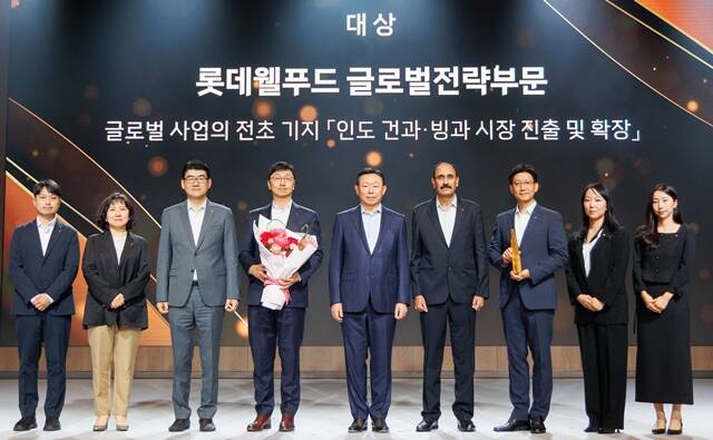 신동빈 롯데그룹 회장(왼쪽에서 5번째)이 지난 12일 열린 롯데 어워즈에 참석해 수상자들과 기념 촬영을 하고 있다. 해당 어워즈에서 인도 시장 내 성과를 인정받은 롯데웰푸드 글로벌전략부문이 대상을 받았다. /롯데그룹