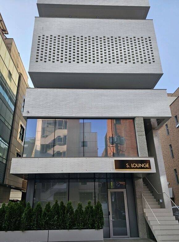압구정2구역 수주를 노리며 삼성물산은 최근 압구정 아파트 단지 맞은편에 프라이빗 라운지를 개관했고, 현대건설은 압구정 현대 상표권을 출원했다. /삼성물산