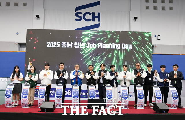 2025 충남 청년 잡 플래닝 데이에 참석한 주요 인사들이 개회식 퍼포먼스를 진행하고 있다./순천향대학교