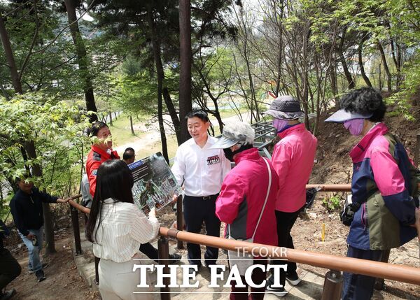 대전 서구가 올해 1월부터 이어온 현장 행정 ‘우리동네 소통투어’를 마무리했다. 사진은 도안동 무장애나눔길 방문 모습./대전 서구