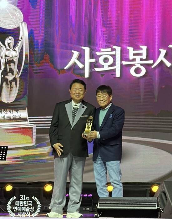제31회 대한민국 연예예술상 시상식은 (사)한국연예예술인총연합회(이사장 석현, 사진 오른쪽)와 경기도연합회가 주최 주관하는 연예예술계 최대의 축제다. /한국연예예술인총연합회