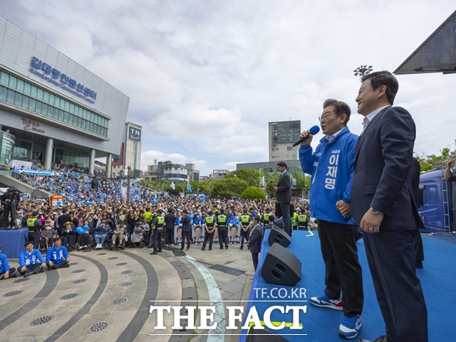 이재명 더불어민주당 대통령 후보가 5·18 민주화운동 기념일을 하루 앞둔 17일 광주를 찾아 광주는 이재명을 다시 태어나게 한 사회적 어머니 같은 존재라고 밝혔다. /뉴시스