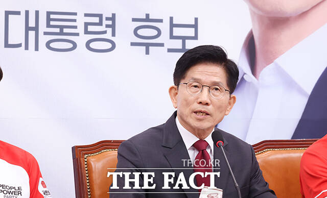 김문수 국민의힘 대선 후보가 17일 광주 서구 김대중컨벤션센터로 이동해 선거대책위원회 회의를 열고 5·18 희생자임을 자처하며 더불어민주당을 겨냥해