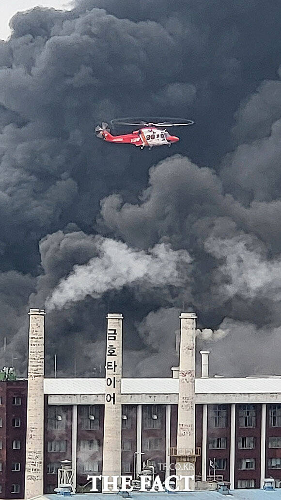 17일 오전 7시11분께 광주 광산구 소촌동 금호타이어 광주공장에서 불이 나 신고를 받고 출동한 소방당국이 불을 끄고 있다. /독자 제공