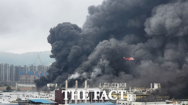 17일 오전 7시 11분께 광주 광산구 소촌동 금호타이어 광주공장에서 불이 나 신고를 받고 출동한 소방 당국이 불을 끄고 있다. /독자 제공