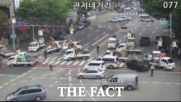17일 오후 3시 30분 쯤 대전 서구 관저동 관저네거리에서 대형 폐기물 차량이 전선과 충돌하는 사고가 발생해 경찰이 도로를 통제하는 한편 관계자들이 긴급 복구 작업을 벌이고 있는 모습./경찰청 CCTV 캡처