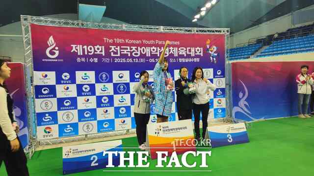 제19회 전국장애학생체육대회 여자 수영 SB14 평영50m 금메달 시상식 장면. /충남교육청