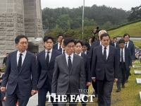  [6·3 대선] '광주행' 김문수, 5·18 묘지서 '눈물'…李 맹폭도(종합)
