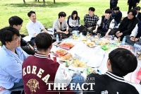 '피자 먹고 웃으며' 한강 공원에서 대학생 만난 이준석 [TF사진관]