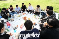 한강 공원에서 대학생들 만난 이준석 [포토]