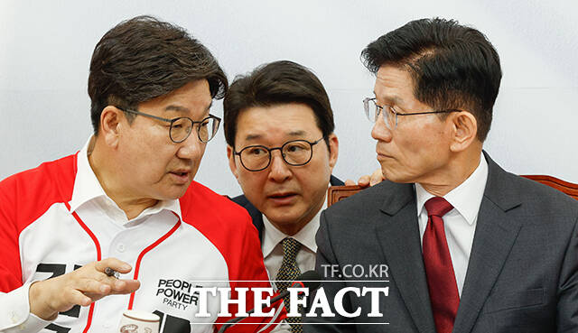 권성동 국민의힘 공동선거대책위원장은 18일 김문수 대선 후보의 경제 공약은 성장경제론이며 이재명 더불어민주당 대선 후보의 경제 공약을 사이비라고 맹공했다. 권 위원장은 실물경제를 아는 김문수의 진짜 성장경제론과 경제에 무지한 이재명의 사이비 노쇼경제론, 국민을 잘살게 할 선택이 무엇인지는 자명하다라고 주장했다. /임영무 기자