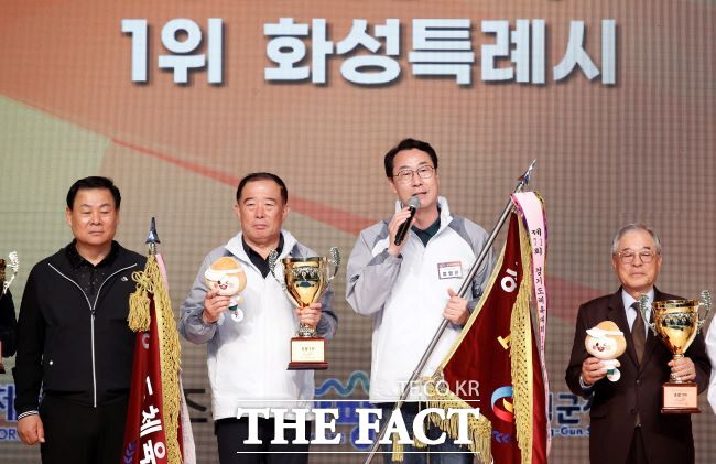 정명근 화성시장이 17일 폐회한 제71회 경기도체육대회에서 3년 연속 종합우승을 차지한 뒤 우승 소감을 말하고 있다./화성시