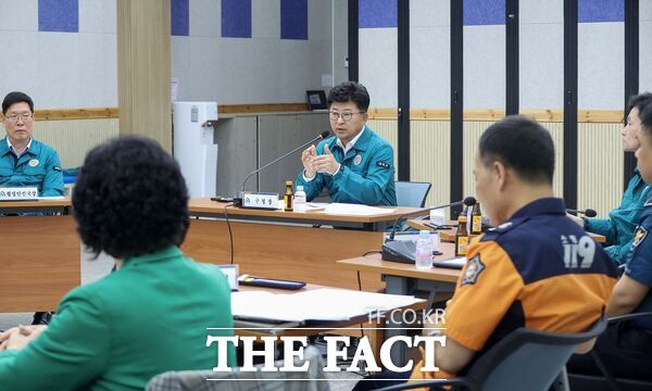 최충규 대덕구청장(사진 가운데)이 16일 구청 대회의실에서 진행된 ‘여름철 자연재난 대비 관계기관 합동회의’를 진행하고 있다./대덕구