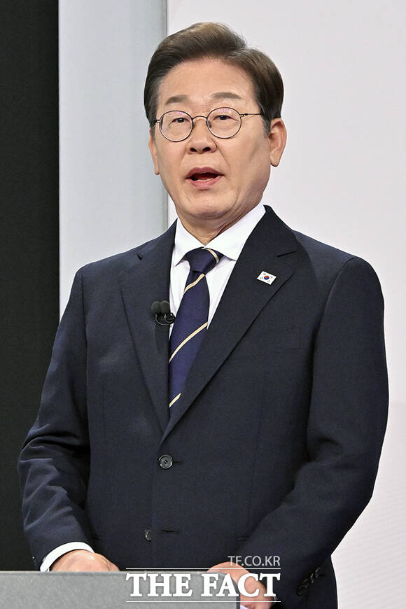 이재명 후보는 일반적 사례와 특수상황에 대한 사례를 좀 구분하면 좋을 것 같다며 뭐든지 (이준석 후보가) 극단화를 시키는데 통상적인 국제 관계에 대해서 (저는) 얘기를 한 것이고, 침략을 한다든지 전쟁이 벌어진다든지 하는 상황이 벌어졌을 때 상황은 다른 것이라고 반박했다. /국회사진취재단