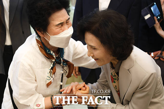 관문사 불자들과 인사 나누는 설난영 여사(오른쪽). /국민의힘