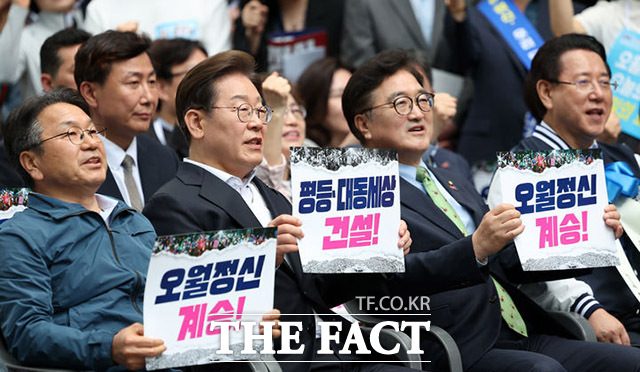 이재명 더불어민주당 대선후보가는 18일 대통령 4년 연임제 도입으로 정권에 대한 중간 평가가 가능해지면, 그 책임성 또한 강화될 것이라며 아울러 대통령 결선투표제 도입으로 민주적 정당성을 확보해 불필요한 사회적 갈등을 최소화해 가야 한다고 개헌 방향을 제기했다. /광주=뉴시스