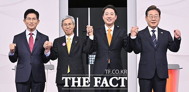 권영국 민주노동당 대선 후보는 18일 첫 4자 TV 토론회에서 김문수 국민의힘 후보를 향해 윤석열 때문에 치러지는 선거에 무슨 자격으로 나왔느냐라고 쏘아붙였다. (왼쪽부터) 김 후보, 권 후보, 이준석 개혁신당 후보, 이재명 더불어민주당 후보. /국회사진취재단