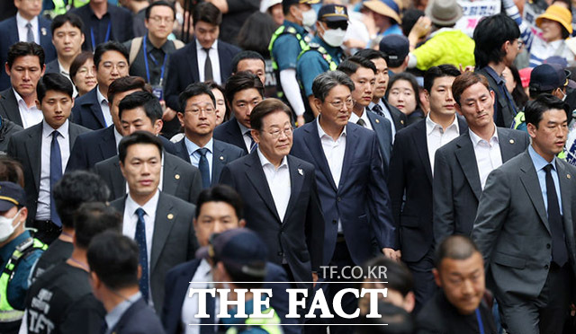 정치권에서 그간 개헌 논의가 이어져왔지만, 이날에서야 입장을 밝힌 배경에 대해선 당시 개헌보다 중요한 건 내란 극복이라는 국민적 목소리가 워낙 큰 바람에 진행이 쉽지 않은 측면이 있었다라고 설명했다. /뉴시스