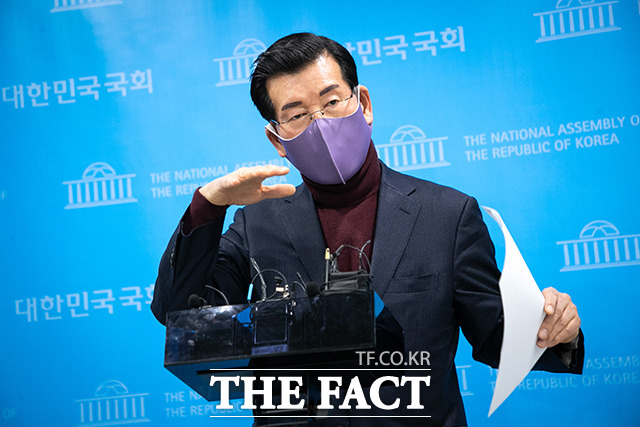 국민의힘이 18일 이재명 더불어민주당 대선 후보의 판교구청 예정부지 업무협약(MOU) 체결 및 시유지 수의계약 과정의 불법성을 주장하며 관련자 전원을 공무상 배임죄 및 직권남용죄로 형사고발할 예정이라고 밝혔다. 사진은 장영하 진실대응전략단장. /더팩트 DB