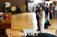  관문사 찾은 설난영 여사…'김문수 지지하는 내조 행보' [TF사진관]