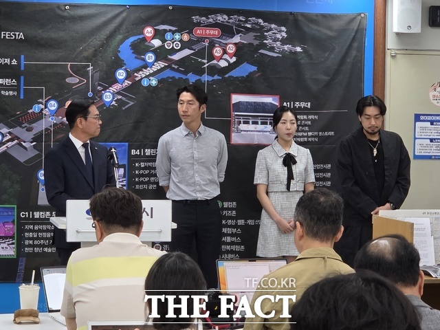 19일 천안시청 브리핑실에서 김석필 천안시장 권한대행 부시장이 2025 천안 K-컬처박람회 홍보대사로 위촉된 박노아, 이희빈, Grimzo를 소개하고 있다./정효기 기자