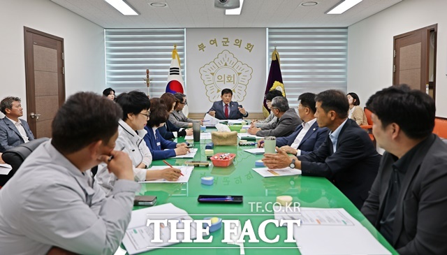 충남 부여군의회가 19일 의정협의회실에서 2025년 제4차 의정협의회를 열고 군정 주요현황에 대해 협의를 하고 있다. /부여군의회