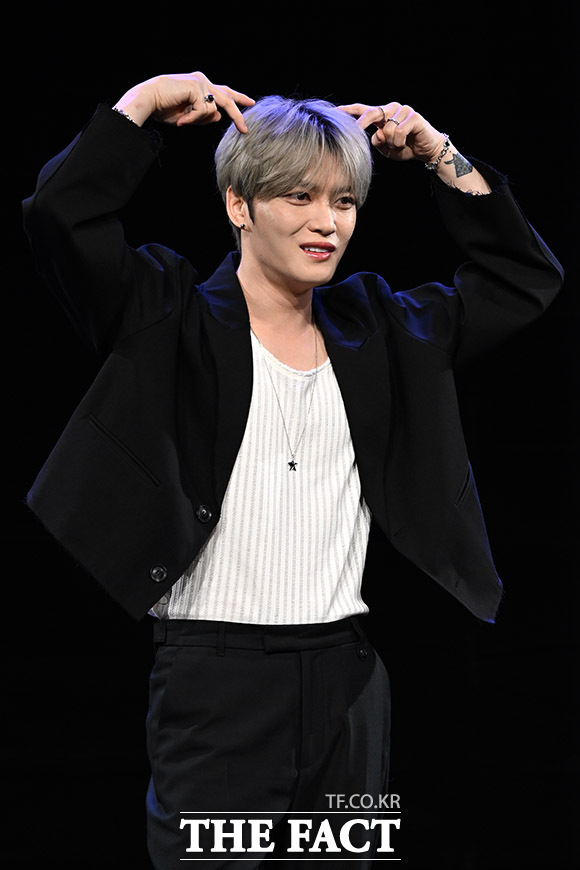 고양이 하트 포즈