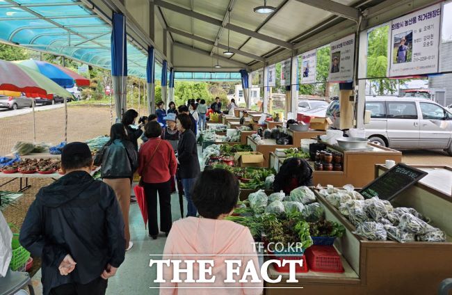 주민들이 직거래장터 행복한 농부마켓에서 농산물을 구매하고 있다. /의왕시