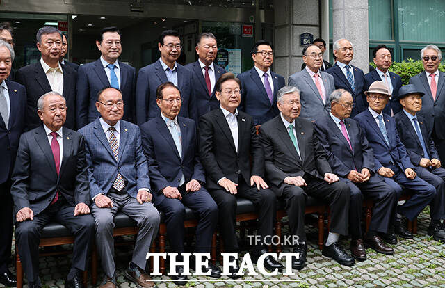 대한노인회 회장단과 기념사진 촬영을 하는 이재명 대선 후보(앞줄 가운데).