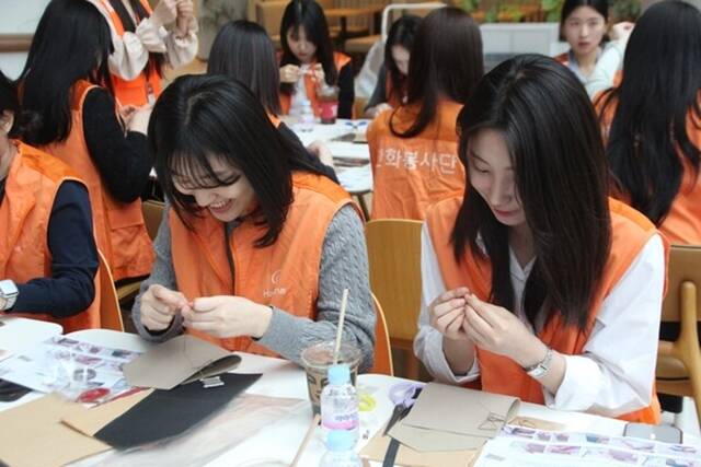 19일 한화손해보험 본사 4층 타운홀에서 열린 핸즈온 봉사활동에서 한화손보 신입사원들이 여성용품을 직접 제작하는 봉사활동을 하고 있다. /한화손해보험