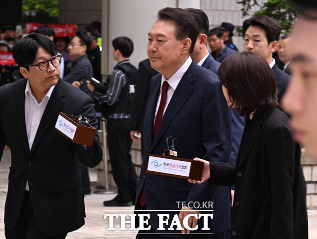 윤석열 전 대통령이 19일 오전 서울 서초구 중앙지방법원에서 열린 내란 우두머리 혐의, 직권남용 권리행사방해 혐의 사건 4차 공판에 출석, 취재진의 질문을 받으며 이동하고 있다. /사진공동취재단